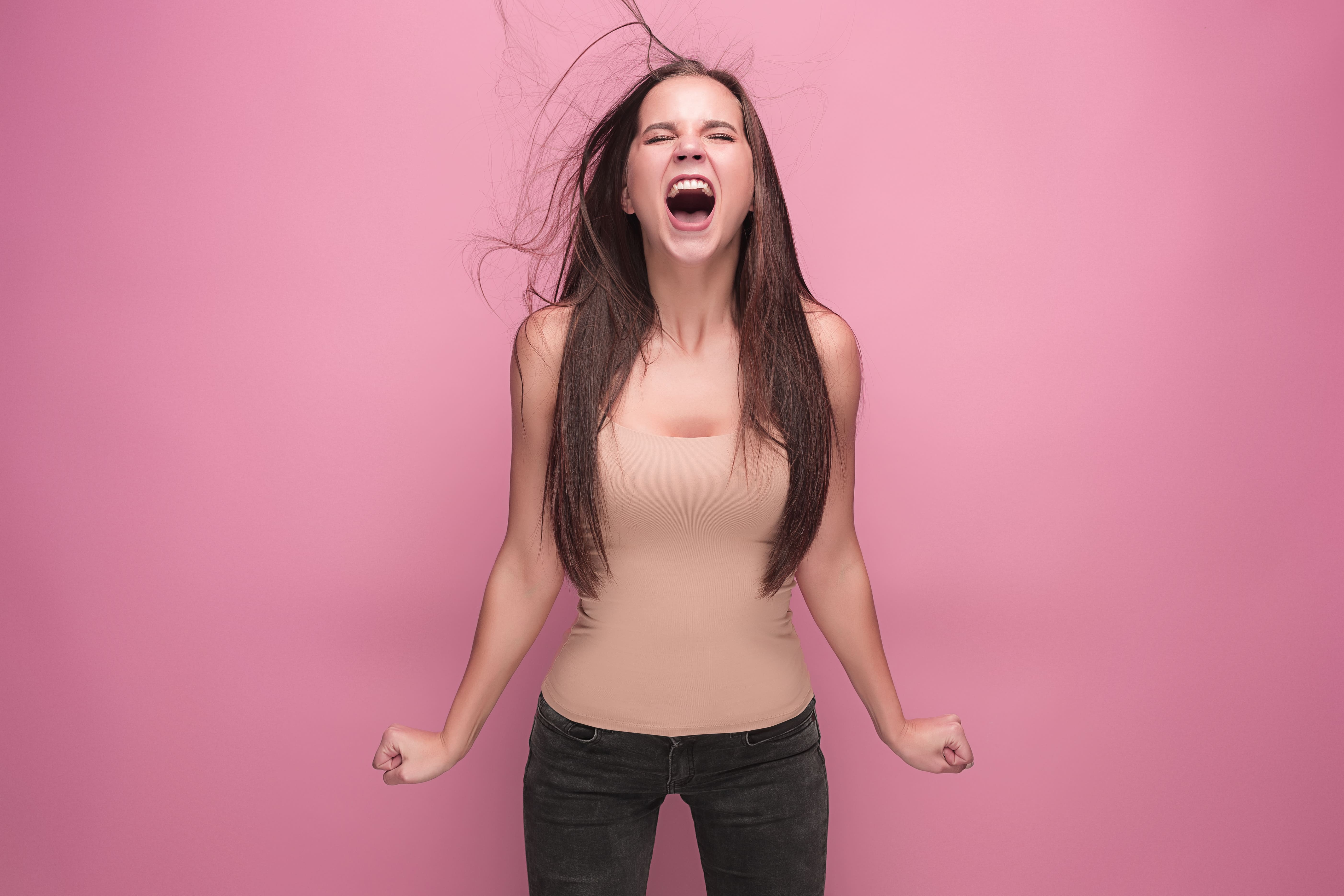 frustrated-young-woman-screaming-at-studio-P95AFXC-min